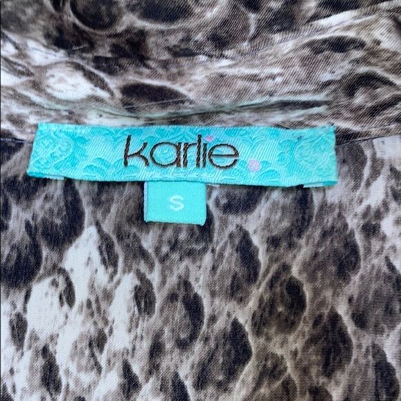 Pretty Flutter Sleeve Button Front Blouse - Picture 3 of 5